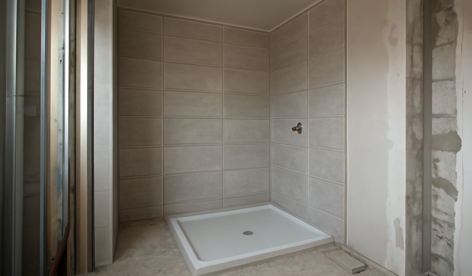 intérieur de douche en préparation sur chantier