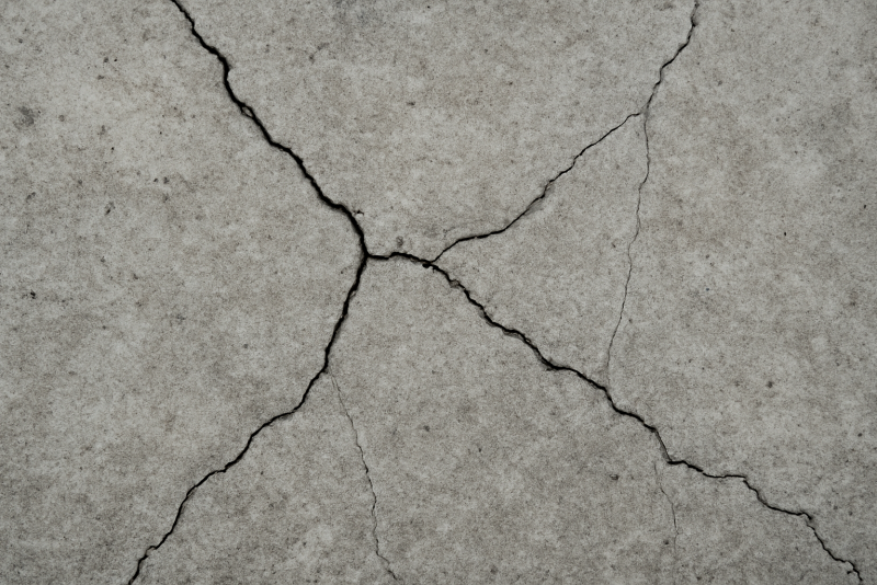 dalle en beton avec fissures visibles