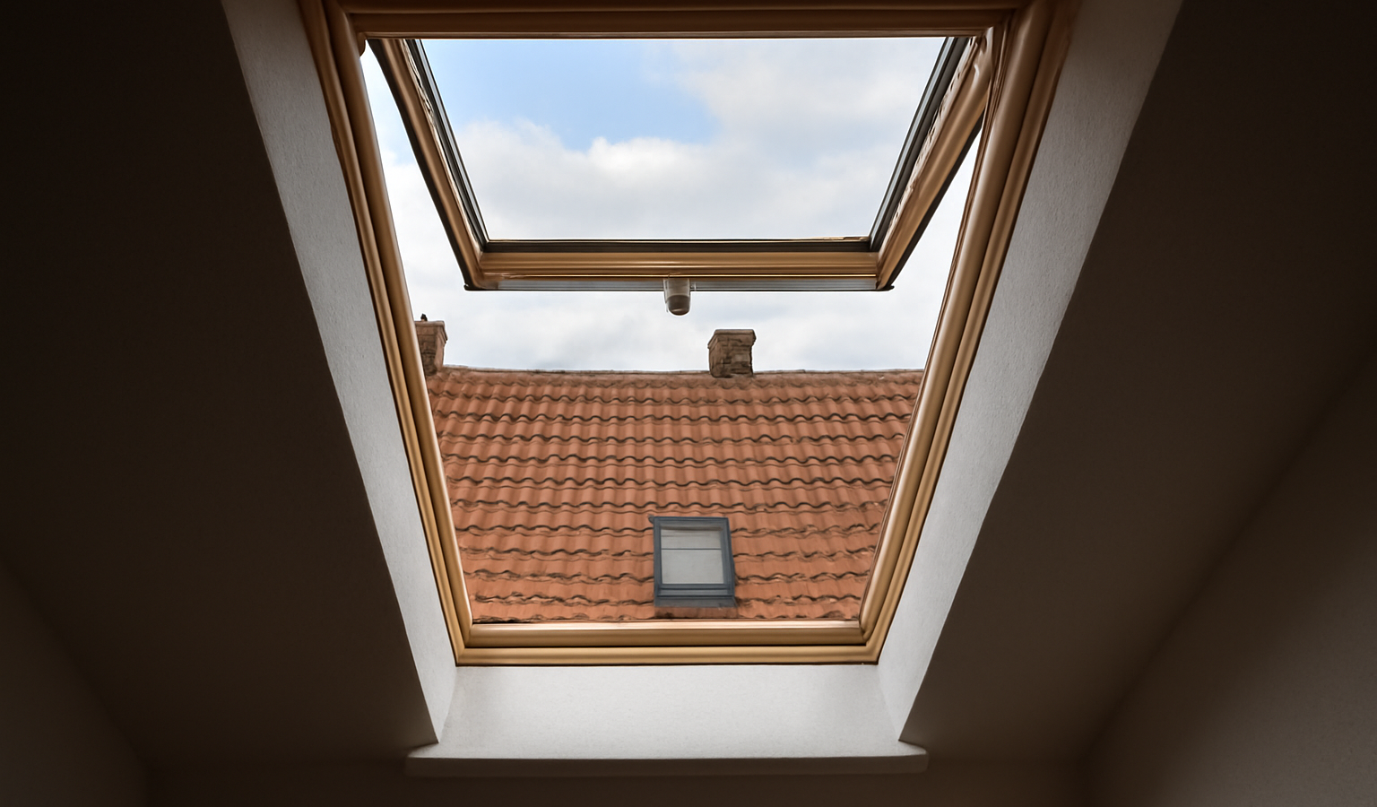 fenêtre de toit ouverte sur toiture