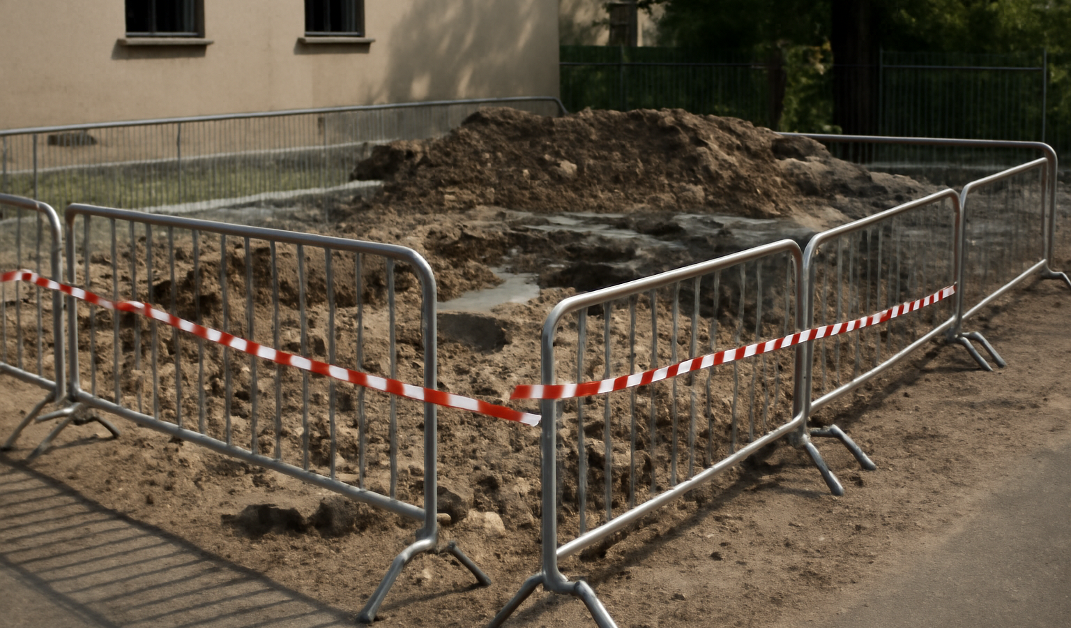 chantier non conforme entouré de barrières