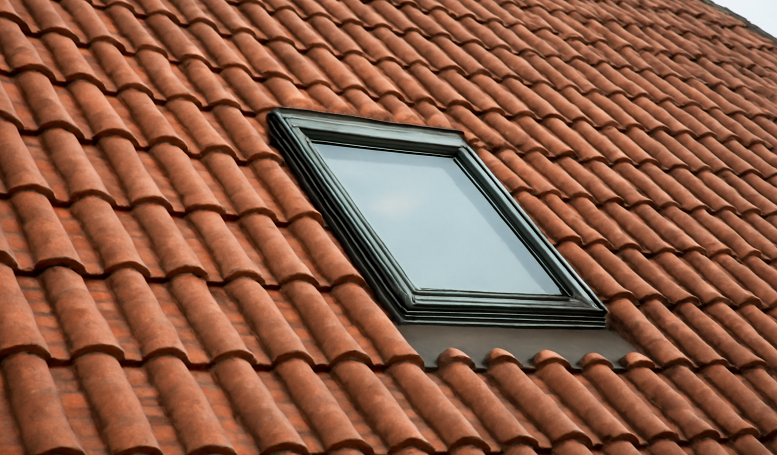 toiture en tuiles avec ouverture pour fenetre